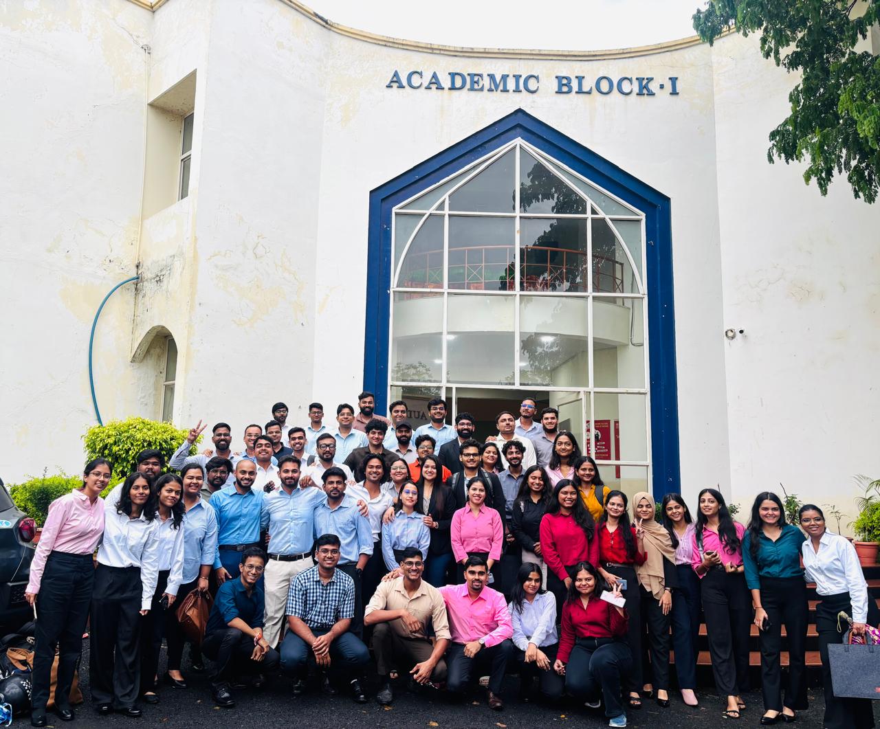 MCLIS Batch 2025-27 group photograph